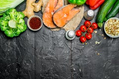 Nourriture saine Biftecks saumonés avec le légume et les écrous organiques photos stock Nourriture saine Biftecks saumonés avec le légume et les écrous organiques photos stock