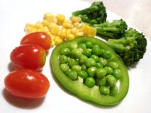 Nourriture saine de consommation d'isolement, maïs sativum de paprika de paprika de Pea Pisum de jardin de brocoli de tomates de Photo libre de droits Nourriture saine de consommation d'isolement, maïs sativum de paprika de paprika de Pea Pisum de jardin de brocoli de tomates de Photo libre de droits