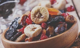 Nourriture saine : mélangez des fruits secs dans la cuvette, vieux backgrou en bois photo stock Nourriture saine : mélangez des fruits secs dans la cuvette, vieux backgrou en bois photo stock