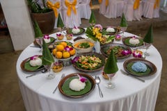 Nourriture thaïlandaise du nord de tradition sur une table en bois, ensemble de menu populaire de nourriture thaïlandaise photos libres de droits Nourriture thaïlandaise du nord de tradition sur une table en bois, ensemble de menu populaire de nourriture thaïlandaise photos libres de droits