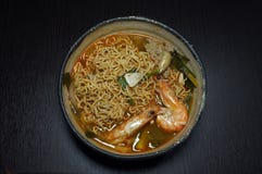 Nourriture traditionnelle thaïlandaise, nouille avec la soupe épicée Photographie stock Nourriture traditionnelle thaïlandaise, nouille avec la soupe épicée Photographie stock