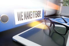 NOUS RENDONS LE SERVICE INFORMATIQUE FACILE ! image stock NOUS RENDONS LE SERVICE INFORMATIQUE FACILE ! image stock