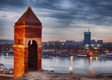 Nouveau Belgrade comme vu de la forteresse de Belgrade image libre de droits Nouveau Belgrade comme vu de la forteresse de Belgrade image libre de droits