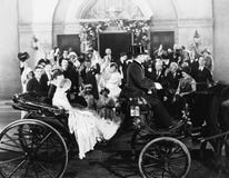 Nouveaux mariés laissant le mariage dans le chariot images libres de droits Nouveaux mariés laissant le mariage dans le chariot images libres de droits