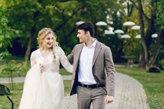 Nouveaux mariés marchant en parc La mariée et le marié regardent l'un l'autre Mariage d'automne dessin-modèle Photos stock Nouveaux mariés marchant en parc La mariée et le marié regardent l'un l'autre Mariage d'automne dessin-modèle Photos stock