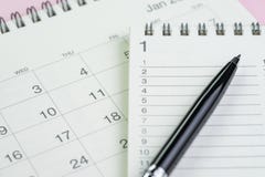 Nouvelle année pour faire la liste, les buts ou le concept de cible par le bloc-notes avec du Li photo libre de droits Nouvelle année pour faire la liste, les buts ou le concept de cible par le bloc-notes avec du Li photo libre de droits