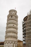 Nouvelle construction par la tour penchée de Pise image stock Nouvelle construction par la tour penchée de Pise image stock