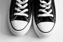 Nouvelles espadrilles noires d'isolement sur le blanc Photographie stock Nouvelles espadrilles noires d'isolement sur le blanc Photographie stock