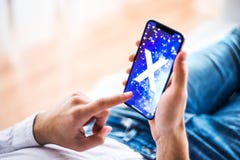 NOVA BANA, SLOVACCHIA - 14 DICEMBRE 2017: Nuovo smartphone di iPhone X di Apple immagine stock libera da diritti NOVA BANA, SLOVACCHIA - 14 DICEMBRE 2017: Nuovo smartphone di iPhone X di Apple immagine stock libera da diritti