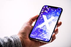 NOVA BANA, SLOWAKEI - 28. NOVEMBER 2017: Neuer Apple-iPhone X Smartphone lizenzfreie stockfotos NOVA BANA, SLOWAKEI - 28. NOVEMBER 2017: Neuer Apple-iPhone X Smartphone lizenzfreie stockfotos