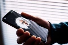 NOVA BANA, SLOWAKEI - 28. NOVEMBER 2017: Neuer Apple-iPhone X Smartphone, GESICHTS-Identifikation lizenzfreies stockbild NOVA BANA, SLOWAKEI - 28. NOVEMBER 2017: Neuer Apple-iPhone X Smartphone, GESICHTS-Identifikation lizenzfreies stockbild