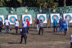 Nova Kakhovka, Ucrânia, o 3 de outubro de 2018 campeonato do tiro ao arco de Ucrânia os arqueiros vão puxar setas foto de stock Nova Kakhovka, Ucrânia, o 3 de outubro de 2018 campeonato do tiro ao arco de Ucrânia os arqueiros vão puxar setas foto de stock