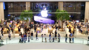 November 16, 2018 Bangkok Nytt Apple Store folk som går till deras nya lager i Bangkok På lokaliserade Iconsiam arkivfilmer November 16, 2018 Bangkok Nytt Apple Store folk som går till deras nya lager i Bangkok På lokaliserade Iconsiam arkivfilmer
