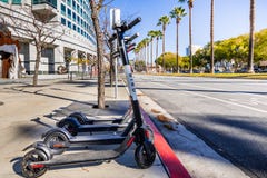 November 25, 2018 San Jose/CA/USA - elektriska sparkcyklar l för fågel royaltyfri foto November 25, 2018 San Jose/CA/USA - elektriska sparkcyklar l för fågel royaltyfri foto