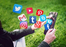 NOVI SAD, SERBIA 17 DE MAYO DE 2016: Facebook, Gmail, Instagram, Wikipedia, YouTube y otros iconos del uso volando de una tableta NOVI SAD, SERBIA 17 DE MAYO DE 2016: Facebook, Gmail, Instagram, Wikipedia, YouTube y otros iconos del uso volando de una tableta