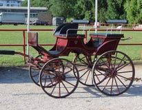 Novi Sad, Serbien, 20 05 2018 angemessener, roter Wagen lizenzfreie stockfotos Novi Sad, Serbien, 20 05 2018 angemessener, roter Wagen lizenzfreie stockfotos