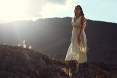 Novia en la luz de la puesta del sol de la montaña fotos de archivo Novia en la luz de la puesta del sol de la montaña fotos de archivo