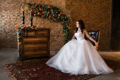 Novia en una sentada hermosa del vestido de boda foto de archivo libre de regalías Novia en una sentada hermosa del vestido de boda foto de archivo libre de regalías