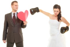 Novia que encajona a su novio en la boda foto de archivo Novia que encajona a su novio en la boda foto de archivo