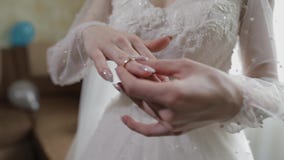 Novia rubia elegante llevar el anillo de compromiso hermoso Mujer en casarse mañana almacen de video Novia rubia elegante llevar el anillo de compromiso hermoso Mujer en casarse mañana almacen de video