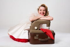 Novia sonriente con la sentada retra de la máquina de coser fotos de archivo libres de regalías Novia sonriente con la sentada retra de la máquina de coser fotos de archivo libres de regalías