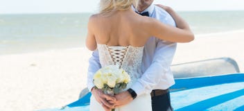 Novia y novio, besándose en la puesta del sol en una playa hermosa, pareja casada romántica foto de archivo libre de regalías Novia y novio, besándose en la puesta del sol en una playa hermosa, pareja casada romántica foto de archivo libre de regalías