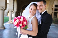 Novia y novio en la boda