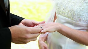 Novia y novio que intercambian los anillos de bodas almacen de video Novia y novio que intercambian los anillos de bodas almacen de video