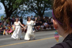 Novias lesbianas, desfile alegre del orgullo de Vancouver fotografía de archivo Novias lesbianas, desfile alegre del orgullo de Vancouver fotografía de archivo