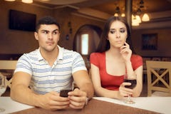 Novio de espionaje de la muchacha curiosa en Smartphone fotografía de archivo libre de regalías Novio de espionaje de la muchacha curiosa en Smartphone fotografía de archivo libre de regalías