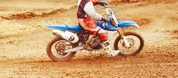 Novokuzneck, Rusland - 21 04 2018: motocrosscompetities op het spoor stock fotografie Novokuzneck, Rusland - 21 04 2018: motocrosscompetities op het spoor stock fotografie