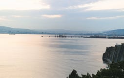 Novorossijsk, Russia, il 22 agosto 2015 Le imbarcazioni di mare nella baia alla luce di sera, osservano la città e la porta Fotografia Stock Novorossijsk, Russia, il 22 agosto 2015 Le imbarcazioni di mare nella baia alla luce di sera, osservano la città e la porta Fotografia Stock