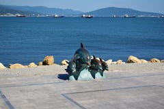 Novorossiysk, Россия - 3-ье июля 2018: Бронзовая скульптура дельфинов на обваловке стоковая фотография Novorossiysk, Россия - 3-ье июля 2018: Бронзовая скульптура дельфинов на обваловке стоковая фотография