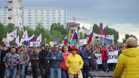 Novosibirsk, Rusia - 12 de junio de 2017: Protesta de la gente con las banderas y de los carteles que caminan a través de ciudad Novosibirsk, Rusia - 12 de junio de 2017: Protesta de la gente con las banderas y de los carteles que caminan a través de ciudad