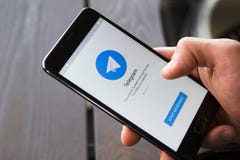 Novosibirsk, Rusland - April 30, 2018 - Mannelijke smartphone van de handholding met het beginvenster van de Telegramtoepassing H stock afbeeldingen Novosibirsk, Rusland - April 30, 2018 - Mannelijke smartphone van de handholding met het beginvenster van de Telegramtoepassing H stock afbeeldingen