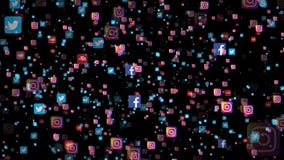 Novosibirsk, Rusland - Juli 8, 2018 - Vele pictogrammen van de populairste sociale media in de wereld op zwarte achtergrond royalty-vrije illustratie Novosibirsk, Rusland - Juli 8, 2018 - Vele pictogrammen van de populairste sociale media in de wereld op zwarte achtergrond royalty-vrije illustratie