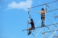 Novosibirsk 06-18-2018 Travailleurs d'hommes sur une construction métallique image libre de droits Novosibirsk 06-18-2018 Travailleurs d'hommes sur une construction métallique image libre de droits
