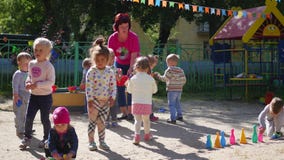 NOVOSIBIRSK, ΡΩΣΙΑ - 16 Αυγούστου 2017: Στον παιδικό σταθμό, η γυναίκα που παίζει με τα παιδιά, ενεργά παιχνίδια υπαίθρια απόθεμα βίντεο NOVOSIBIRSK, ΡΩΣΙΑ - 16 Αυγούστου 2017: Στον παιδικό σταθμό, η γυναίκα που παίζει με τα παιδιά, ενεργά παιχνίδια υπαίθρια απόθεμα βίντεο