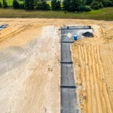 Nowa budowa teren od powietrza, szczegółowy widok rozwój martwy koniec ulica z błękitną mobilną toaletą dla constru, obrazy stock Nowa budowa teren od powietrza, szczegółowy widok rozwój martwy koniec ulica z błękitną mobilną toaletą dla constru, obrazy stock