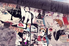 Nowożytna nastoletnia dziewczyna na grunge tle Fotografia Stock Nowożytna nastoletnia dziewczyna na grunge tle Fotografia Stock