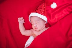 Nowonarodzony dziecka dosypianie na Santa het i czerwonym tle zdjęcia royalty free Nowonarodzony dziecka dosypianie na Santa het i czerwonym tle zdjęcia royalty free