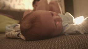 Nowonarodzony dziecko, dziecko na łóżku zbiory wideo Nowonarodzony dziecko, dziecko na łóżku zbiory wideo