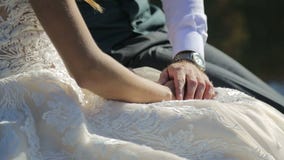Nowożeniec trzyma panny młodej rękę, delikatnie pieści ona Zakończenie zdjęcie wideo Nowożeniec trzyma panny młodej rękę, delikatnie pieści ona Zakończenie zdjęcie wideo