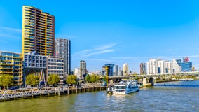 Nowożytni wysocy wzrostów kondominia i biurowi wysocy wzrostów budynki przy Willemskade wzdłuż Nieuwe Maas rzeki w Rotterdam obrazy stock Nowożytni wysocy wzrostów kondominia i biurowi wysocy wzrostów budynki przy Willemskade wzdłuż Nieuwe Maas rzeki w Rotterdam obrazy stock