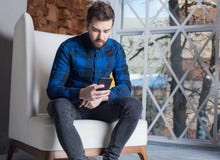 Nowożytny biznesmen używa gona na telefonie komórkowym zdjęcie royalty free Nowożytny biznesmen używa gona na telefonie komórkowym zdjęcie royalty free