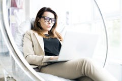 Nowożytny bizneswoman Odpoczywa w biurze obraz stock Nowożytny bizneswoman Odpoczywa w biurze obraz stock