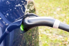 Nowożytny elektryczny samochód czopujący ładuje stacja zdjęcia stock Nowożytny elektryczny samochód czopujący ładuje stacja zdjęcia stock