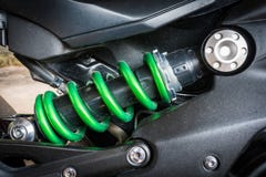 Nowożytny motocyklu szoka absorber przyrząd dla absorbować szarpnięcia i wibracje na pojazdzie mechanicznym z plamą od raindr, sz zdjęcia royalty free Nowożytny motocyklu szoka absorber przyrząd dla absorbować szarpnięcia i wibracje na pojazdzie mechanicznym z plamą od raindr, sz zdjęcia royalty free
