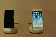 NOWY IPHONE 8PLUS NA pokazie W KOPENHAGA obraz royalty free NOWY IPHONE 8PLUS NA pokazie W KOPENHAGA obraz royalty free