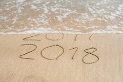 Nowy Rok 2018 jest nadchodzącym pojęciem - inskrypcja 2017, 2018 na plażowym piasku i fala prawie zakrywa cyfry 2017 obrazy royalty free Nowy Rok 2018 jest nadchodzącym pojęciem - inskrypcja 2017, 2018 na plażowym piasku i fala prawie zakrywa cyfry 2017 obrazy royalty free